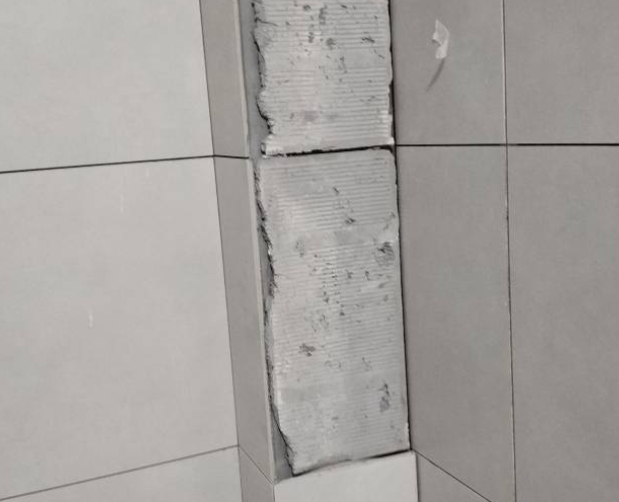 湛江瓷砖空鼓维修公司分享下瓷砖施工前基层浇水润湿程度不足，可能导致以下问题